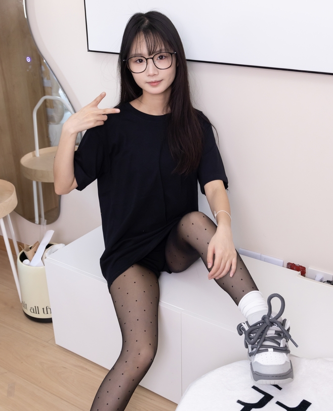 [BoBoSocks袜啵啵] NO.418 甜甜圈-板鞋、白棉袜、波点黑丝（脚尖透明款）（花絮版）