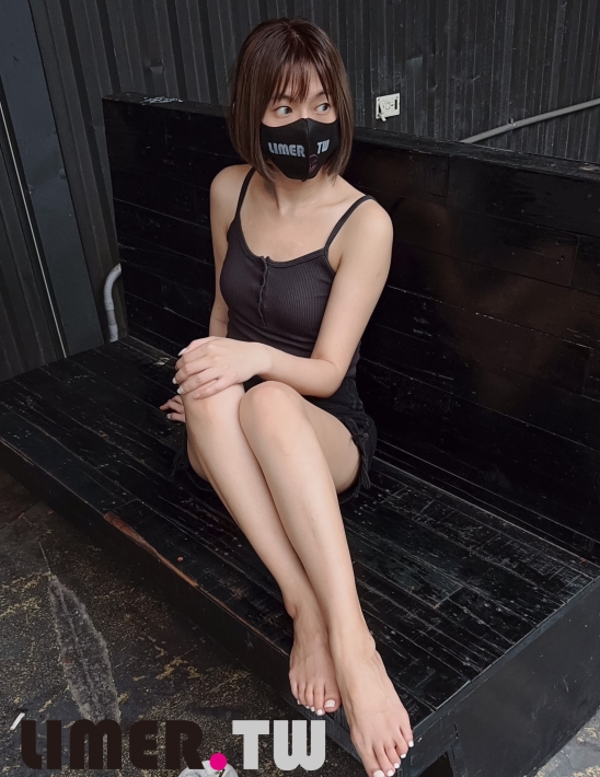 [台湾Limerence] 午后阵雨邂逅湿透球鞋 Annie 脱袜露出 裸足