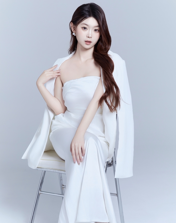 [YWW.ME] 2024.10.13 纯欲女神写真 CARLEE是77呀