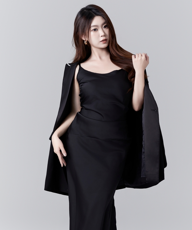 [YWW.ME] 2024.10.15 黑色西装写真 CARLEE是77呀