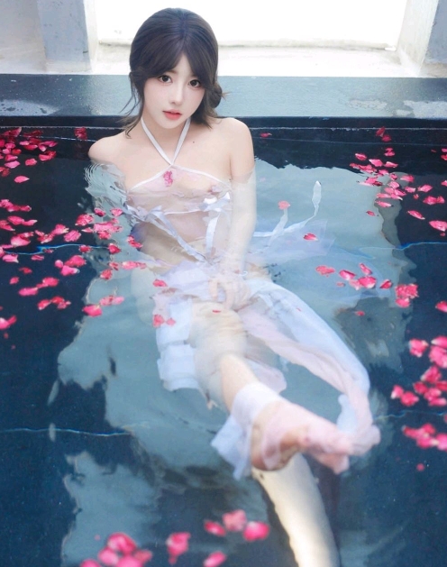 [XiuRen秀人网] 2025.01.17 No.9778 桃妖夭 浴池美腿