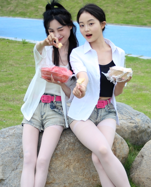 [初夏女神] 257 柒柒、双双~《光彩照人》天气在热也挡不住我们出门瞎逛