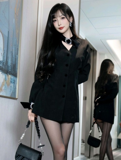 [XiuRen秀人网] 2025.02.21 No.9918 樱桃小阑子 黑丝美腿