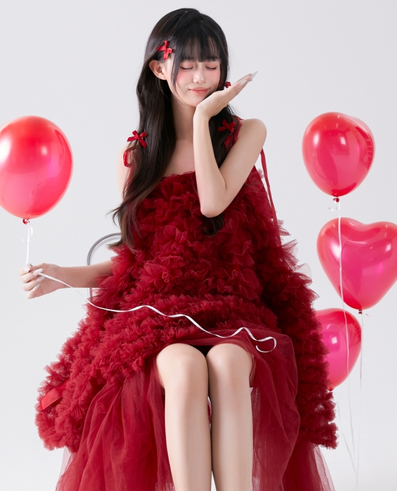 [YWW.ME] 2025.01.05 红色气球生日写真 菠萝包