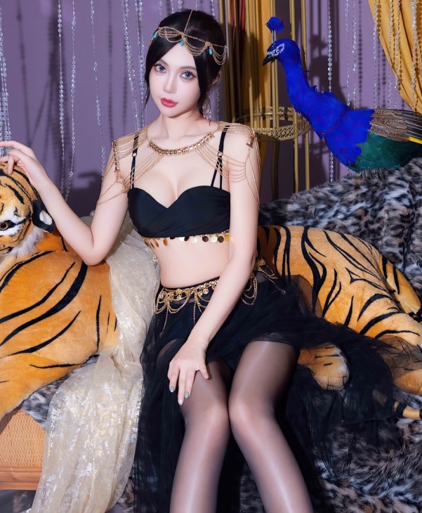 [XiuRen秀人网] 2025.03.14 No.10018 绮里嘉ula 黑丝美腿