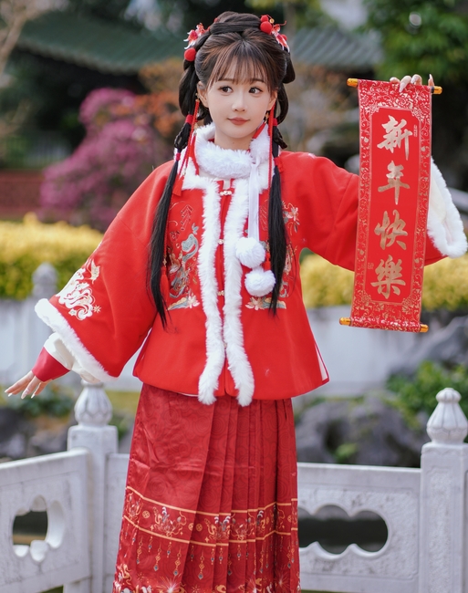 [YWW.ME] 2025.01.31 红韵倩影 · 新年少女写真 甜心小鹿