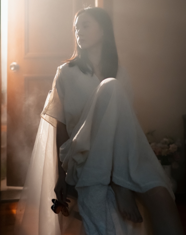 [YWW.ME] 2025.02.06 她从光里来 方休。
