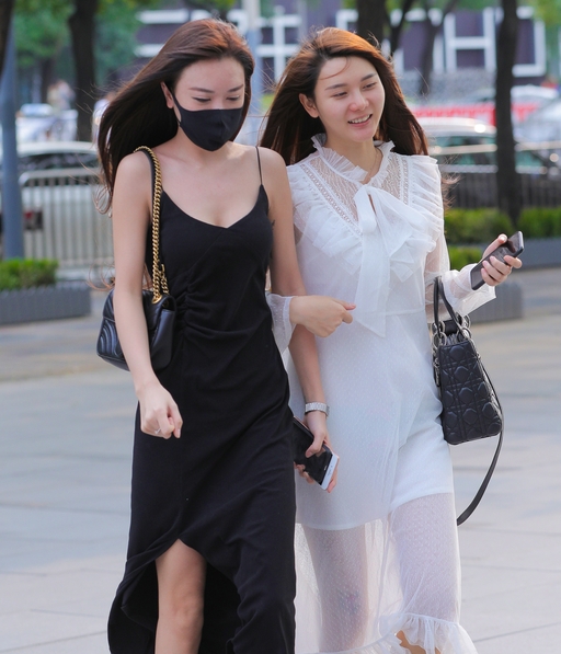 精选街拍 – 她这样穿，肯定凉快