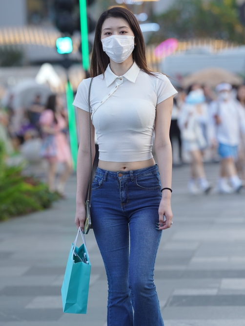 精选街拍 – 街拍牛仔裤长腿美女