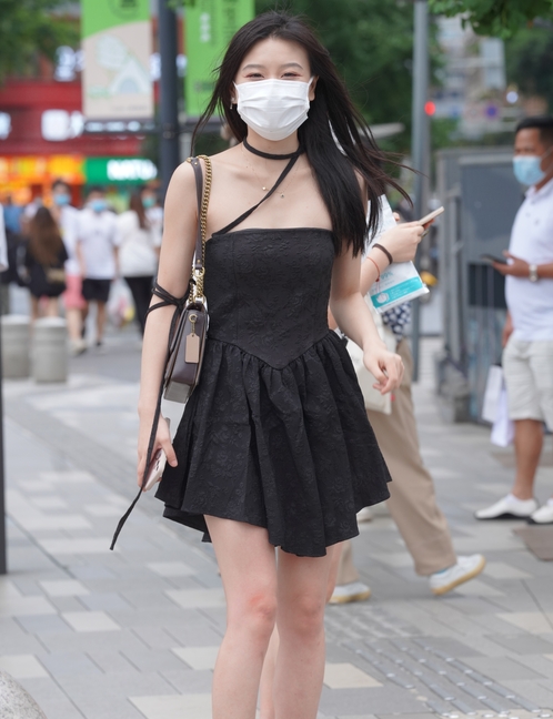 精选街拍 – 黑色提花美女