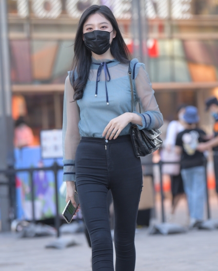 精选街拍 – 黑色紧身牛仔裤