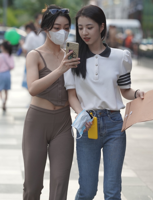 精选街拍 – 清秀美丽姐妹