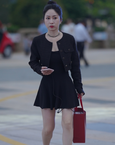 精选街拍 – 气质黑裙搭配