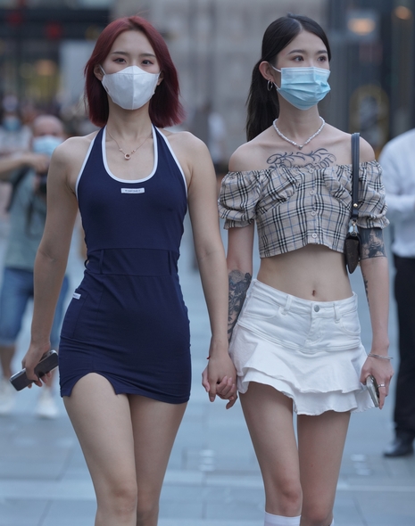 精选街拍 – 青春姐妹花