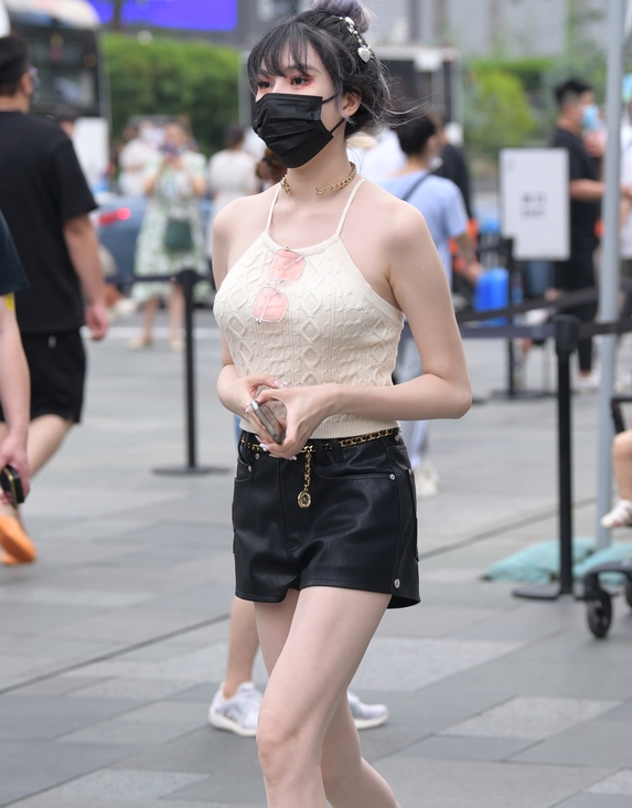 精选街拍 – 黑白搭配精致靓丽