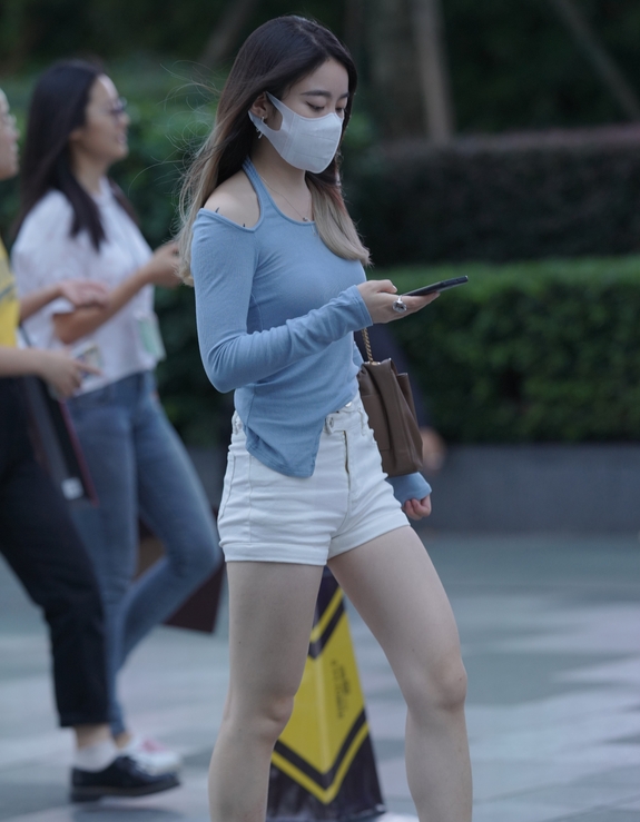 精选街拍 – 白色牛仔短裤