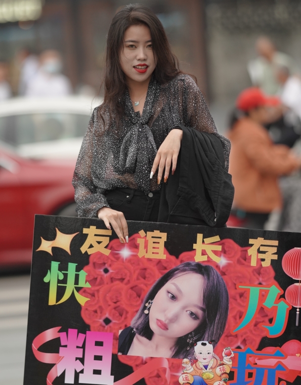 精选街拍 – 牛仔短裤笑开颜