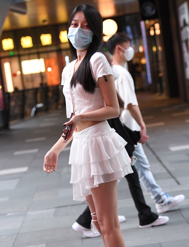 精选街拍 – 白色纱裙