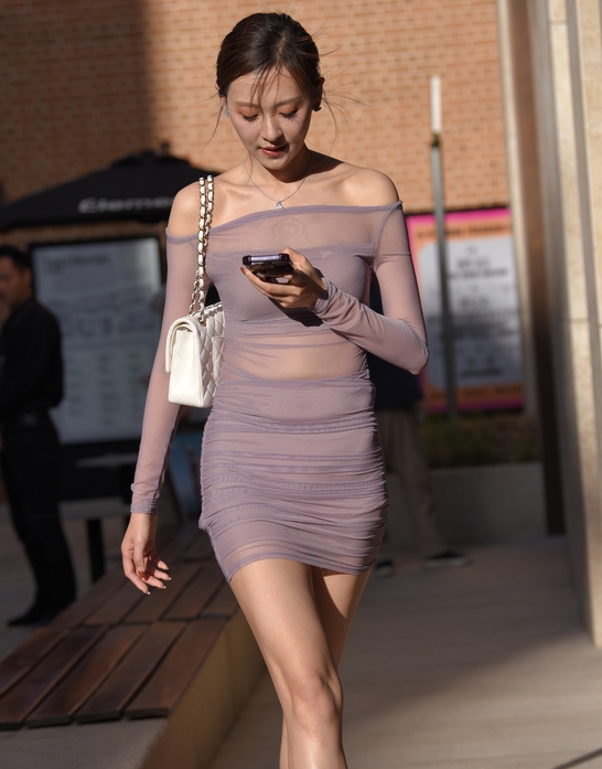 精选街拍 – 修身纱裙女神