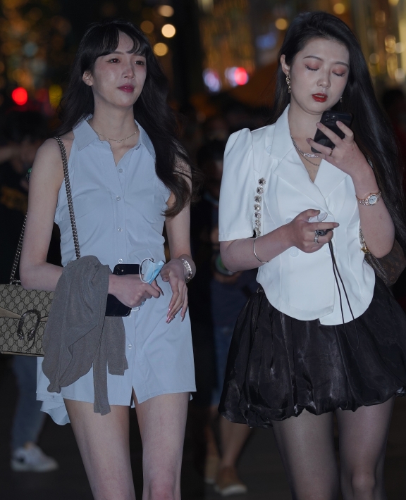 精选街拍 – 清秀连衣裙小姐姐