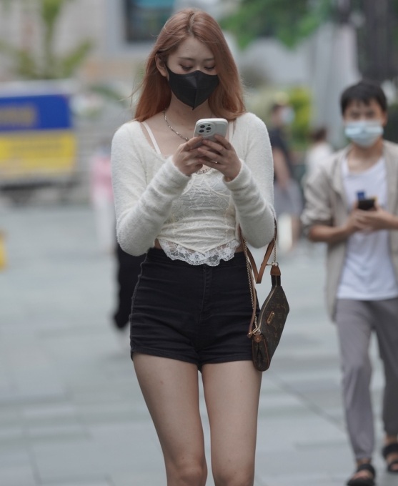 精选街拍 – 黑白搭配显身材