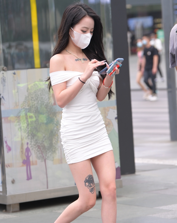 精选街拍 – 白色修身裙