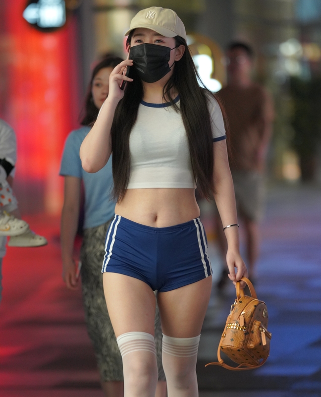精选街拍 – 蓝色热裤白色中长袜