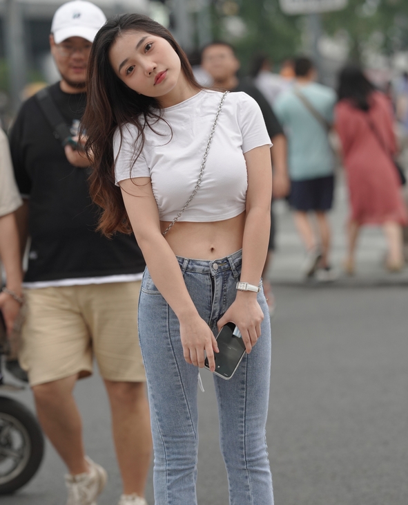 精选街拍 – 蓝色紧牛翘臀美胸美背