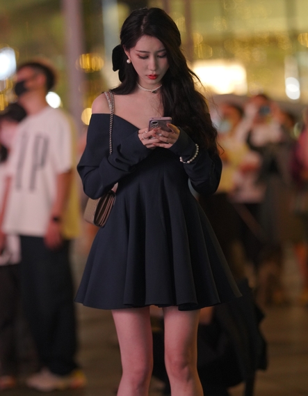 精选街拍 – 蓝色短裙女神