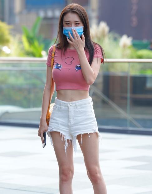 精选街拍 – 粉白搭配少女
