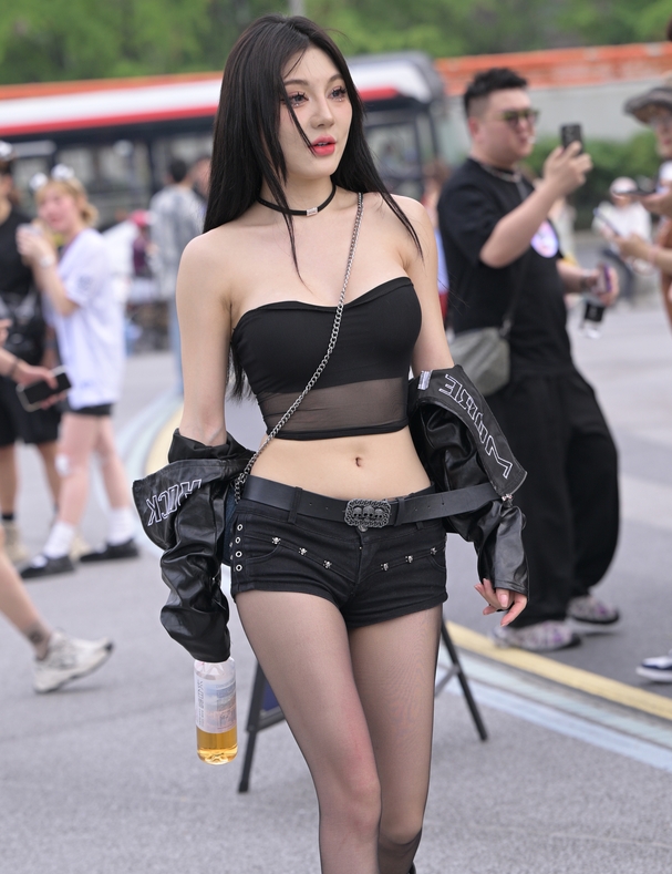 精选街拍 – 长靴短裤时尚搭配