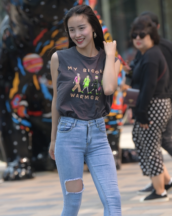 精选街拍 – 牛仔裤魅力长发女孩