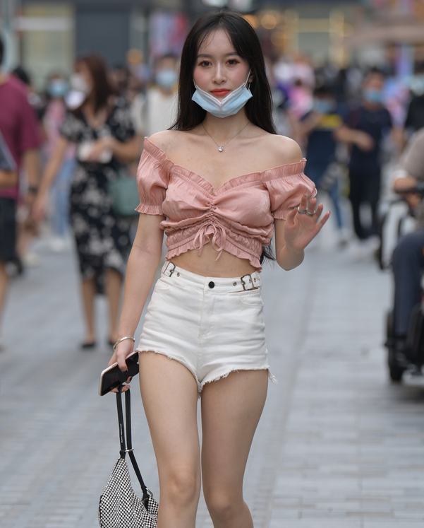 精选街拍 – 清纯动人粉白搭配