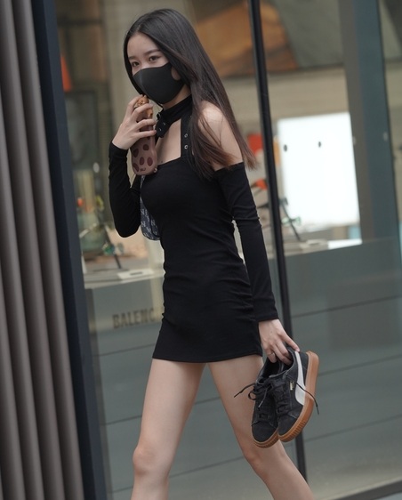 精选街拍 – 简约黑裙