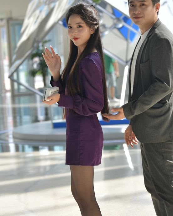 精选街拍 – 简约紫色连衣裙女神