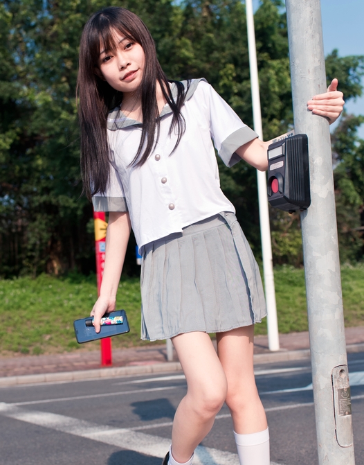 精选街拍 – 百褶裙少女
