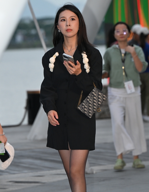 精选街拍 – 长西装精致女神
