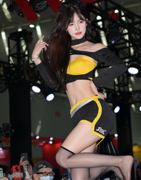 精选街拍 – 可爱甜美SHOWGIRL