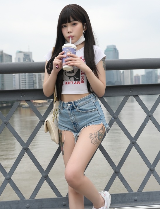精选街拍 – 牛仔短裤小妹