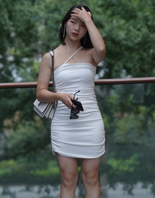 精选街拍 – 粉色紧身包臀裙