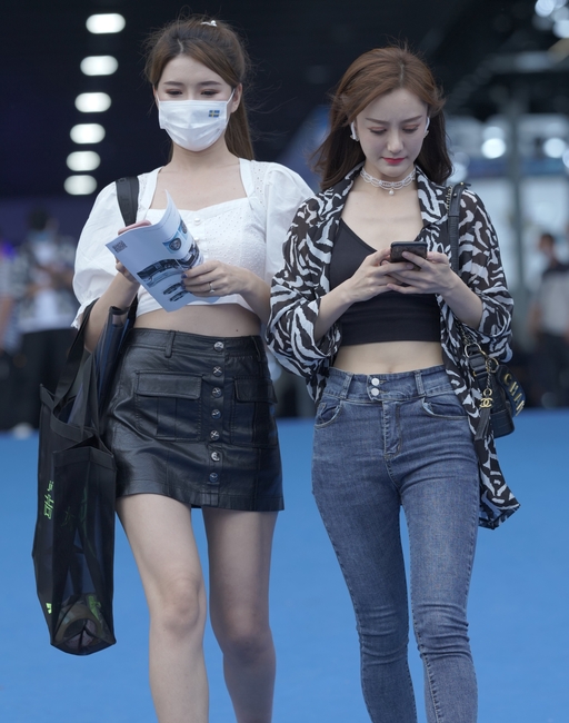 精选街拍 – 黑色紧牛小蛮腰
