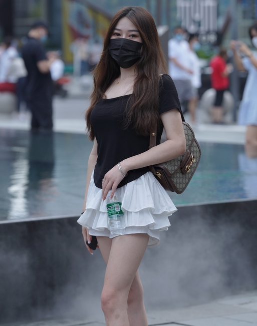 精选街拍 – 高跟美腿白裙