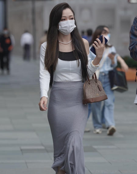精选街拍 – 气质修身长裙