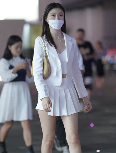 精选街拍 – 青春动人白色百褶裙