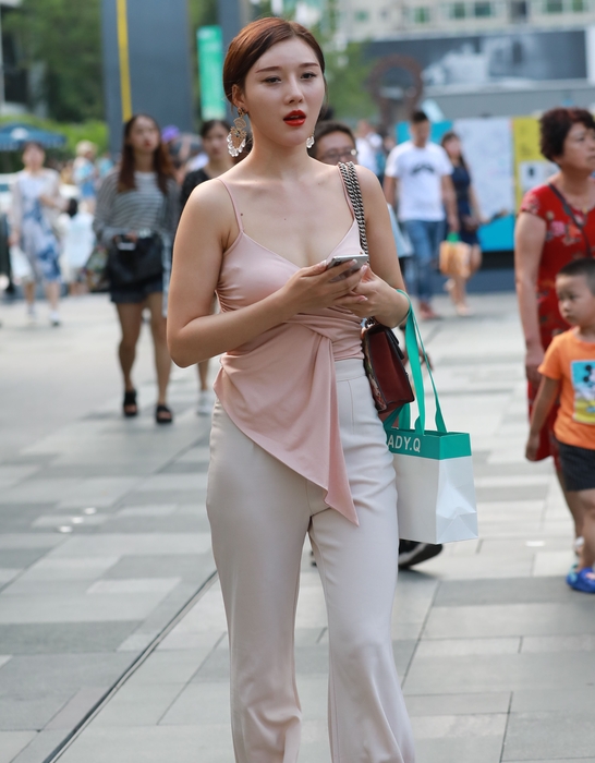 精选街拍 – 知性白色西裤