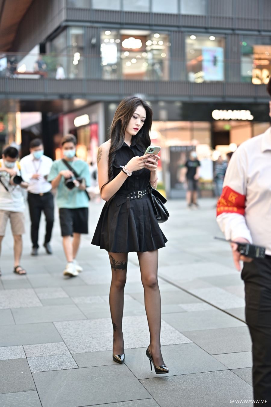 精选街拍 – 黑色短裙美背纹身黑丝-尤丝