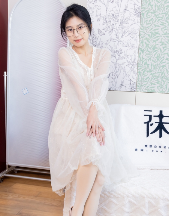 [BoBoSocks袜啵啵] NO.532 奶油-平底鞋、厚肉丝、瑜伽动作,皮筋绑脚老头乐挠脚剧情（花絮版）