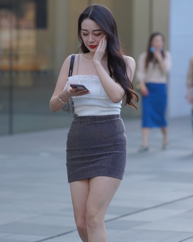 精选街拍 – 灰色修身裙