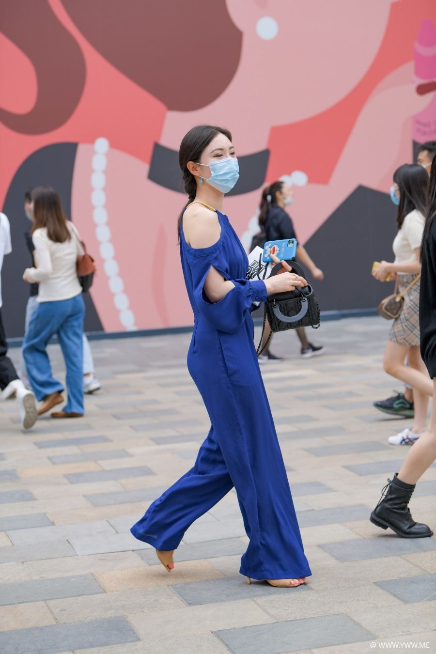 精选街拍 – 蓝色连体衣美女-HDMISS