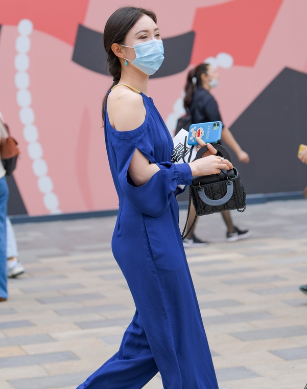 精选街拍 – 蓝色连体衣美女